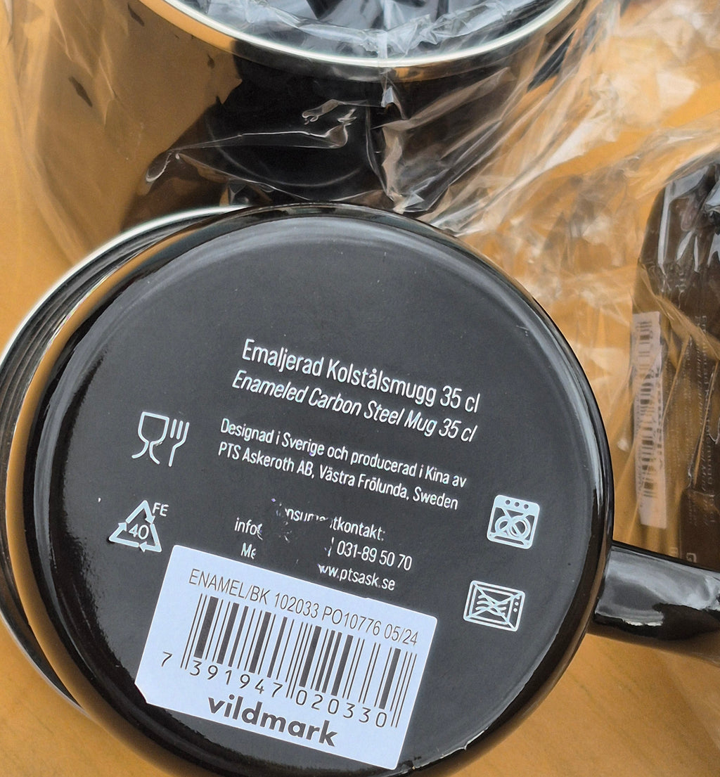 Dessous d’une tasse émaillée Vildmark 35 cl avec étiquette de composition