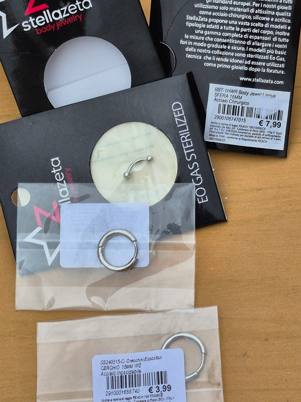 Emballages Stellazeta avec trois bijoux de piercing différents