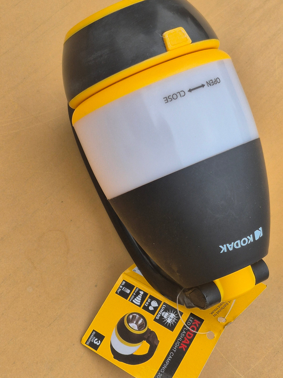 Lampe de camping LED Kodak noire et jaune avec son étiquette