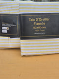Deux taies d’oreiller en flanelle rayées jaune et blanc, étiquette 63 × 63 cm