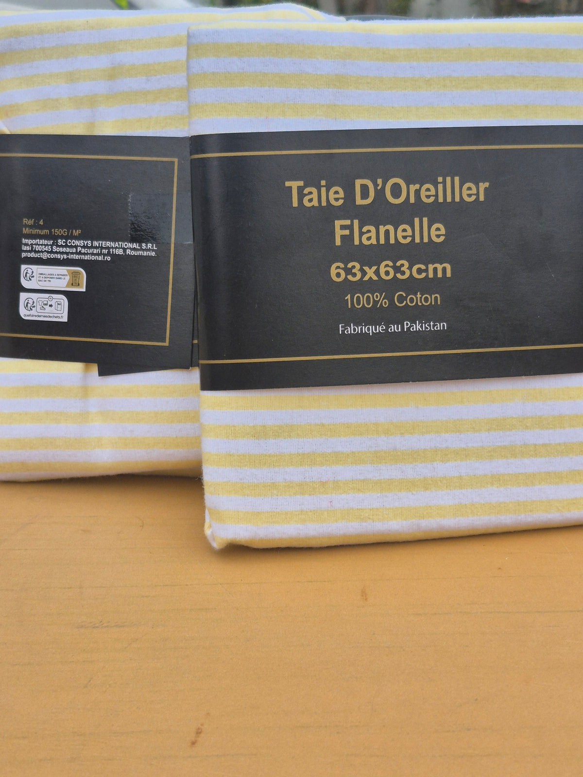 Deux taies d’oreiller en flanelle rayées jaune et blanc, étiquette 63 × 63 cm