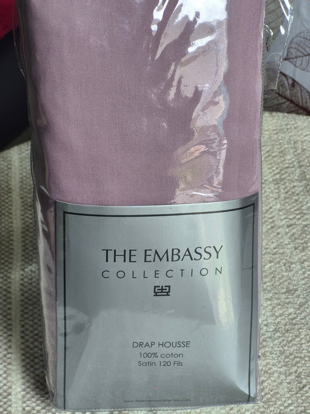 Drap-housse rose The Embassy Collection, emballage indiquant coton satin 120 fils