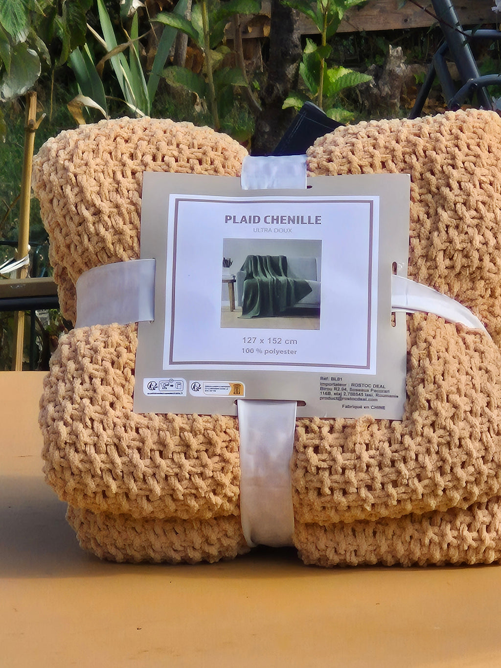 Vue rapprochée du plaid chenille beige