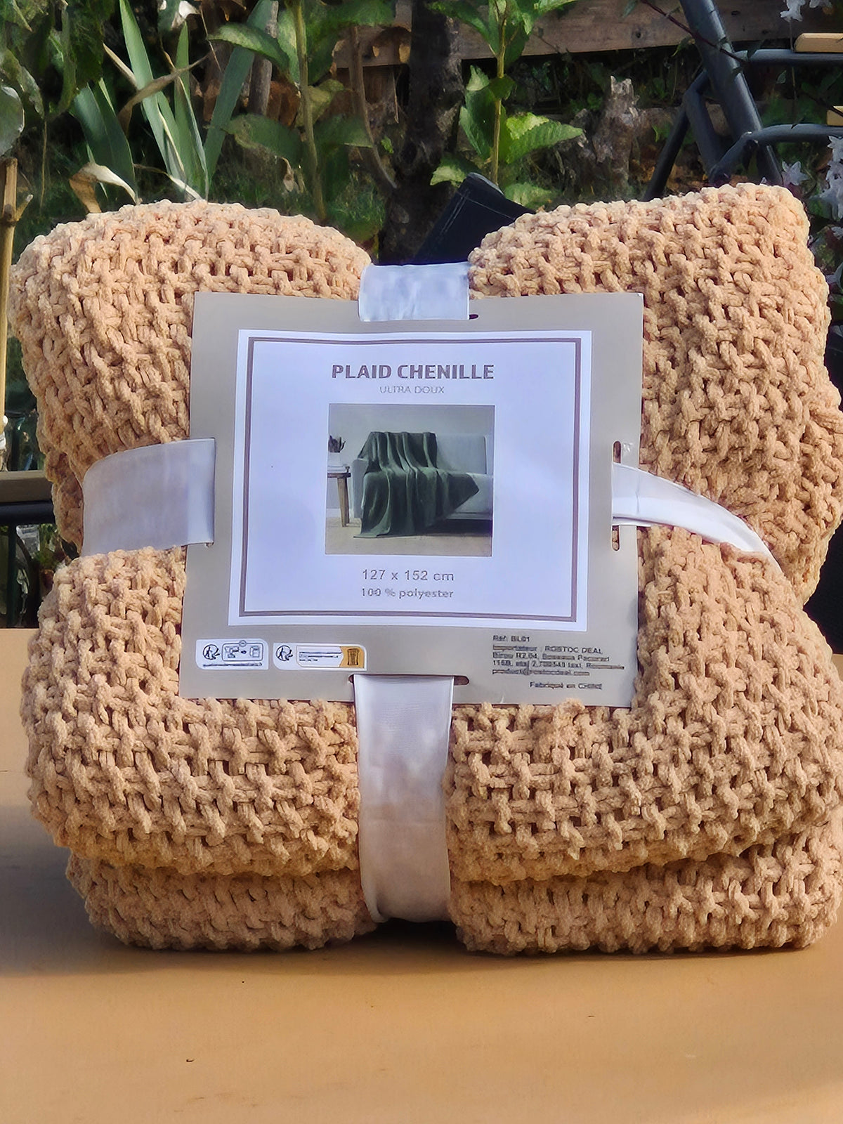 Plaid chenille beige plié avec étiquette